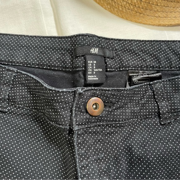 ♻️DISPONIBLE ♻️ 
✨🍂PRE-LOVED H&M Short🍂✨ - Picture 4 of 6